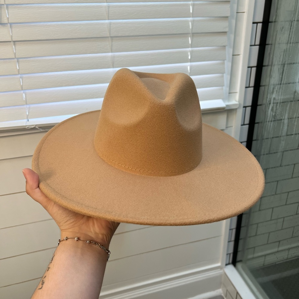Wide brim hat